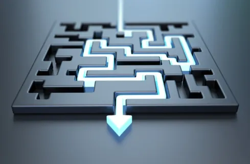 labyrinthe avec flêche pour trouver la sortie,la solution, la réussite, la fierté