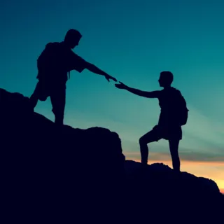 un homme tend la main à l'autre - accompagnement - aide - soutien